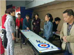 永丰社区老年人协会开展桌上冰壶球运动培训