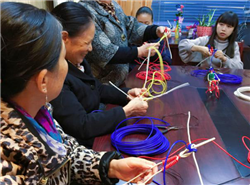 肖家河兴蓉社区组织开展“巧手指”之家 手工活动第十六期 ———艺术烛台制作