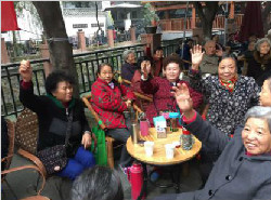 “夕阳列车”志愿者协会 联谊社区老年人协会举办茶话会知识竞赛活动